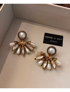 Détail de boucles d'oreilles vintage en perles et cristaux dans leur coffret cadeau