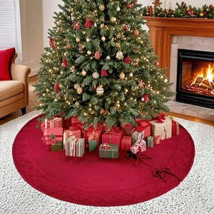 Détails d'une jupe de sapin de Noël en tricot rouge avec motifs décoratifs festifs