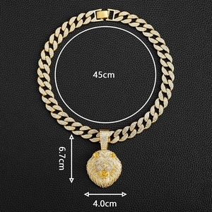 Collier cubain avec pendentif lion serti de strass, chaîne 45cm et pendentif 6,7x4,0cm