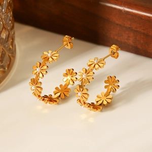 18K gold-plated stainless steel C-shaped hoop earrings with pearl daisy floral design