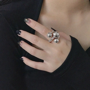 Anello moderno in argento con sfere irregolari e design minimalista a forma di pianeta