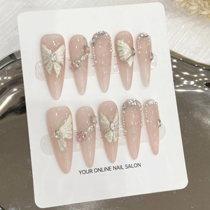 Unghie finte stiletto fatte a mano con farfalle 3D, perle e cristalli su base nude