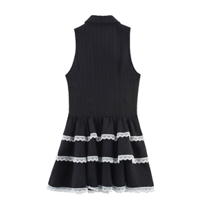 Robe noire sans manches à volants avec bordure en dentelle et texture à rayures
