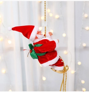 Detail vom kletternden Weihnachtsmann an Goldperlenkette vor festlichem Hintergrund