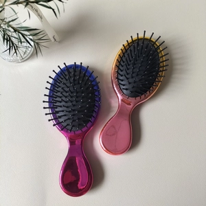 Dettaglio di spazzole per capelli con finitura metallica cangiante e cuscinetto d'aria