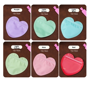 Detailed grid showing 10x10cm heart-shaped macaron storage bags in six vibrant colors