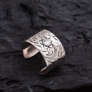 Vintage wide open ring with silver floral engravings and a white cat-eye gemstone