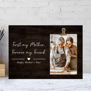 Detail of wooden Mother's Day photo frame with metal clip and heartwarming quote