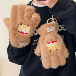 Detail von flauschigen kamelfarbenen Winterhandschuhen mit Stickerei und Umhängekordel