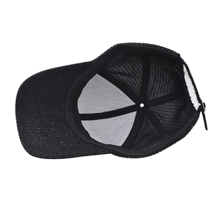 Dettaglio interno di un cappello da baseball nero con tessuto a maglia testurizzato e cuciture