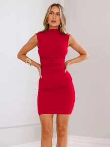Dettaglio dell'elegante abito rosso con arricciature, collo alto e vestibilità aderente