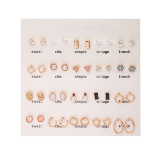 Set mit 20 goldene minimalistische Ohrstecker mit Zirkon, Perlen und bunten Edelsteinen