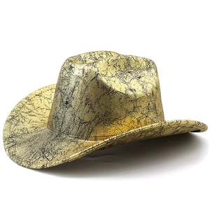 Dettaglio cappello da cowboy con trama metallica dorata screpolata e tesa larga