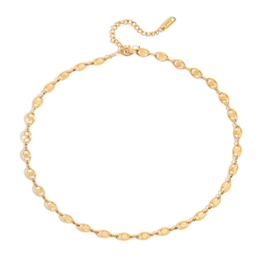 Dettaglio macro della chiusura della collana in acciaio inossidabile placcato oro 18K