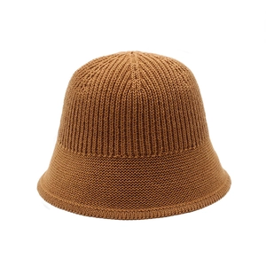 Nahaufnahme brauner Strick-Anglerhut mit vertikalen Rippen und feiner Stricktextur