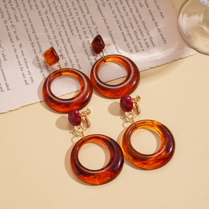 Boucles d'oreilles créoles géométriques en résine ambre et métal doré pour femme