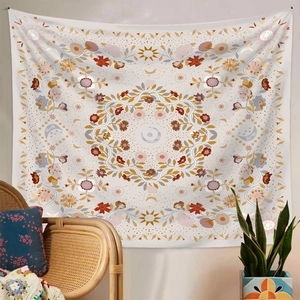 Detail eines böhmischen Wandteppichs mit Sonne, Mond und Blumen auf weißer Wand