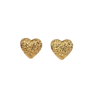 Minimalistische goldene Herz-Ohrstecker mit gehämmerter Metallstruktur für Damen
