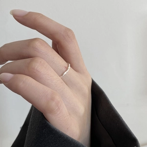 Anello aperto minimalista in argento con texture martellata irregolare da donna