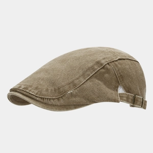 Détail de la casquette plate kaki délavé avec boucle de réglage métallique sur le côté