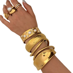 Fashion gold plated stainless steel jewelry set with bangles and pearl rings
