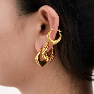 Set di orecchini in acciaio dorato 18K con design a cuore e cerchi testurizzati