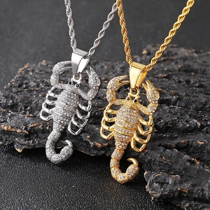 Colliers pendentifs scorpion hiphop avec strass brillants en finitions or et argent