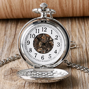 Detailansicht einer silbernen mechanischen Taschenuhr mit skelettiertem Zifferblatt auf Holz