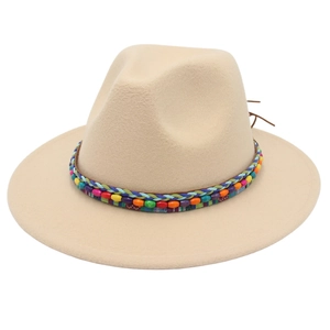 Chapeau jazz en laine beige clair avec bandeau ethnique fait main en perles colorées