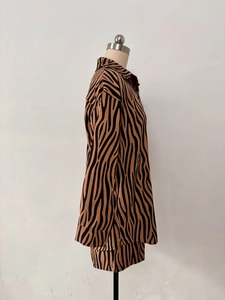 Détail de chemise à imprimé zèbre et short assorti sur un mannequin buste