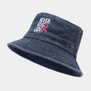 Détail du chapeau bob en coton lavé avec broderie ruban rose et œillets métalliques