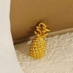 Gros plan détaillé du pendentif ananas plaqué or 18 carats avec texture métal