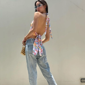 Sommer-Halterneck-Top mit Porträtdruck und rückenfreiem Bindedesign mit Jeans