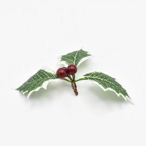 Detailaufnahme von künstlichen roten Stechpalmenbeeren und zweifarbigen Blättern für Weihnachten