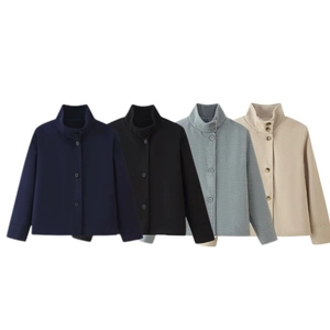 Veste courte en laine à col montant déclinée en quatre coloris avec boutonnage simple