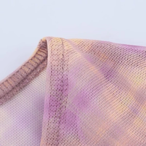 Détail du tissu en maille transparente avec imprimé tie-dye violet et jaune et couture