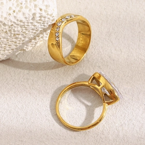 Détail d'une bague large et fine plaquée or 18 carats avec des pierres zircons
