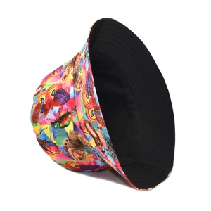 Détail de l'imprimé papillon coloré sur un chapeau bob réversible en coton souple