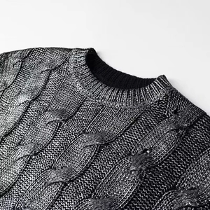 Pull en maille torsadée noire avec finition métallisée argentée, coupe ample et col rond