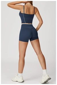 Détail de l'ensemble de yoga dos nu bleu marine avec bordures blanches et taille haute