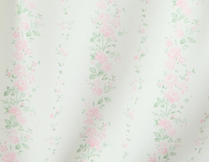 Gros plan d'un tissu à fleurs avec roses roses et feuilles vertes sur texture tissée