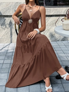 Elegantes braunes Stufen-Maxikleid mit Sonnen-Detail und Spaghettiträgern für den Sommer