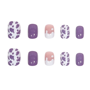 Set unghie finte viola con motivo a mucca e texture a onde lucide