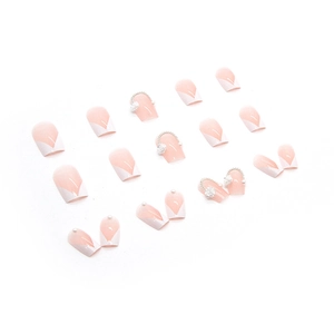 Unghie finte French V rosa con fiori di camelia 3D, perle e catenine in metallo