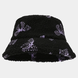 Dettaglio della trama del cappello alla pescatora nero in peluche con farfalle viola