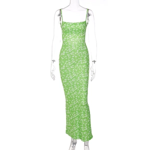 Gros plan d'une robe d'été fleurie verte avec motifs blancs et coupe dos nu sexy