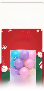 Vue macro de boules de Noël pastel colorées dans une boîte cylindrique transparente