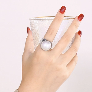 Bague en acier inoxydable de style français avec grande perle blanche sur anneau argenté
