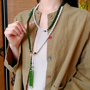 Élégant collier de perles à pampilles vertes de style chinois porté par un mannequin