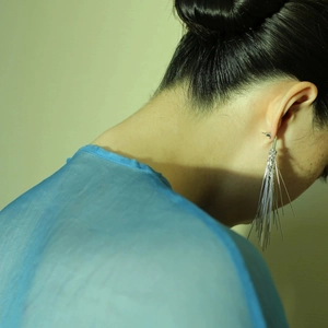 Orecchini a nappa minimalisti in argento con ago di pino per donna vista laterale